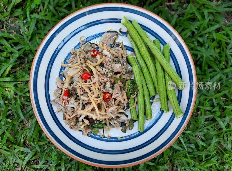 猪肉辣味沙拉(Larb Moo)和青豆-泰国菜。